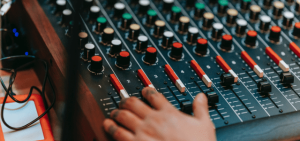 Un productor musical en proceso de produccion y mezcla