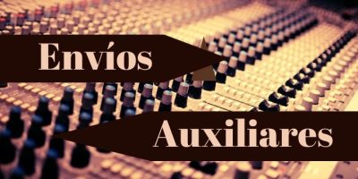 Una consola de mezcla en tonos amarillo café y oro con dos franjas que muestran Envíos Auxiliares 