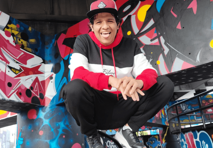 Jhon Sprez Music Jhon Sprez Music Con un fondo colorido