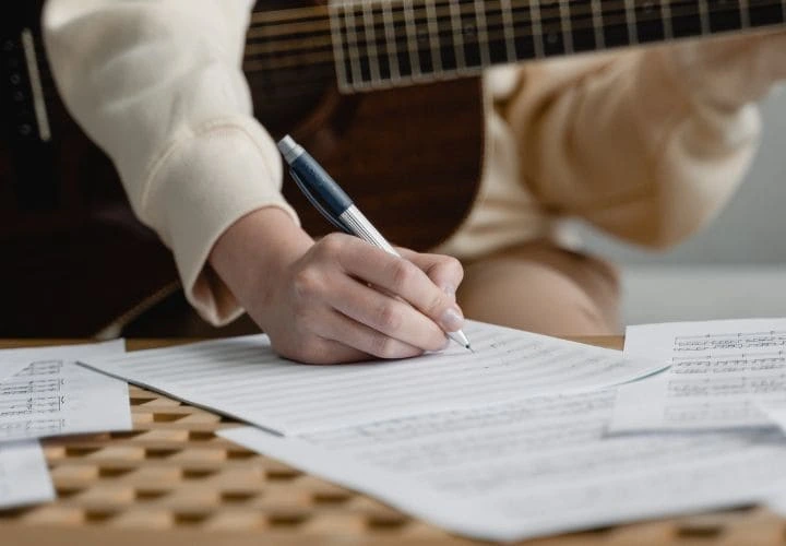 Explorando los Secretos de la Producción de Música Pop: Creando Éxitos que Resuenan en Todo el Mundo