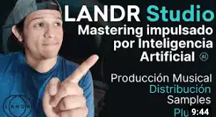 Jhon sprez señalando El titulo de la mejor distribuidora de musica.